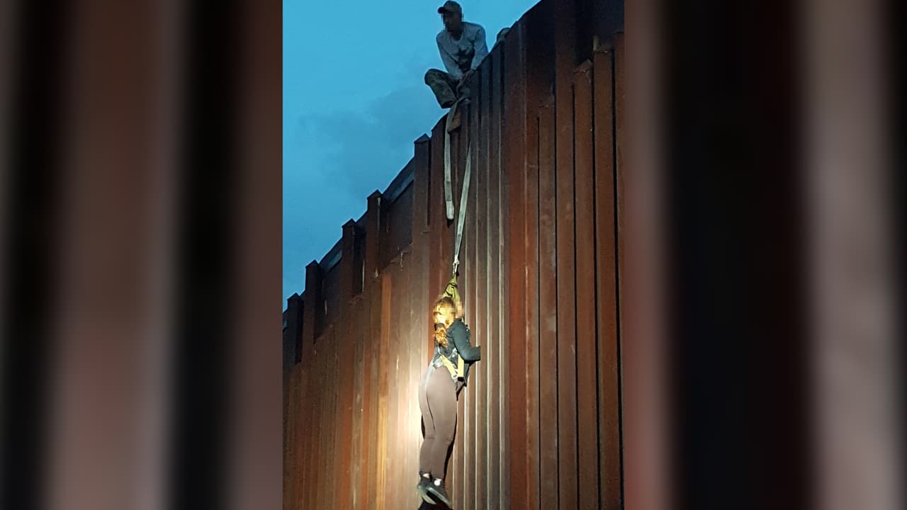 Coyotes abandonan a una mujer colgada del muro fronterizo en Arizona al ser descubiertos por los agentes de EEUU