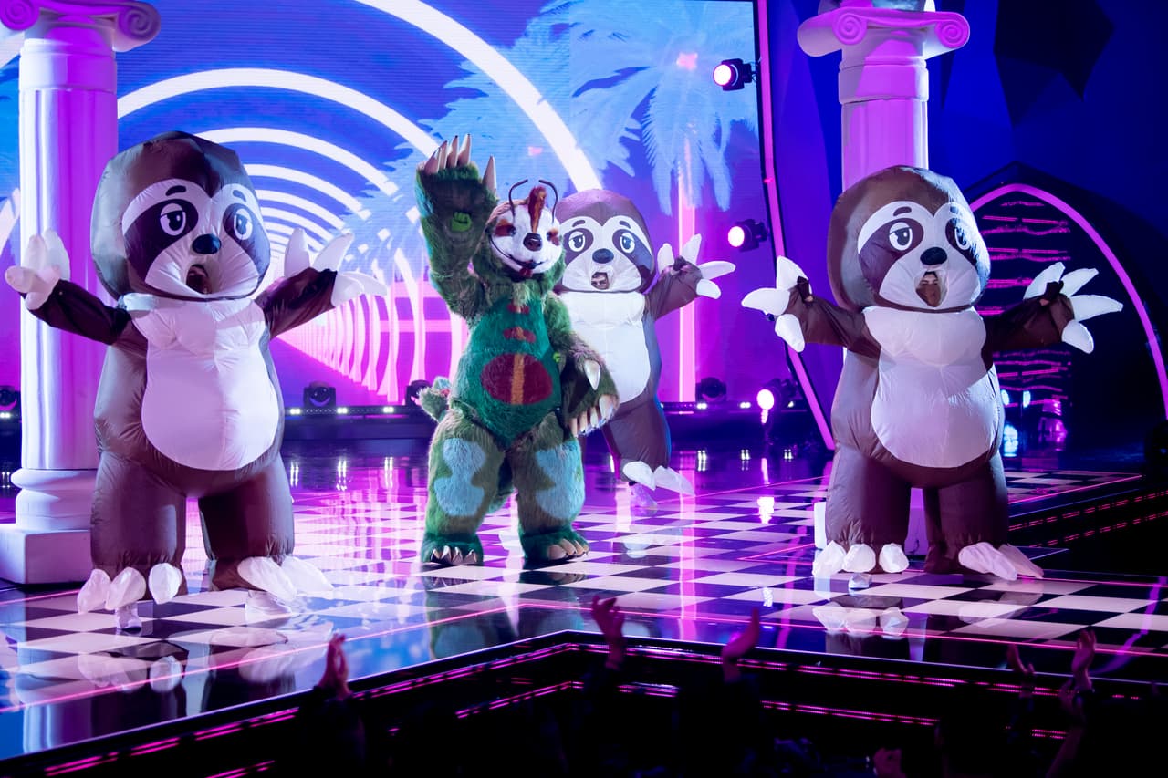 ‘Livin’ La Vida Loca’, de Ricky Martin, fue la canción elegida por él para subir al escenario. El panel de investigadores y está convencido de que es rockero y que podría tratarse de Beto Cuevas, Erick Rubín o Jaime Camil.