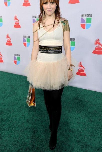 Los fashionistas tuvieron mucho de qué hablar con el atuendo de algunas de las estrellas invitadas a los Latin GRAMMY. Los artistas no sólo dejan volar su creatividad para componer canciones sino también para vestirse. Desafortunadamente no se escaparon de caer en la lista de los peor vestidos.