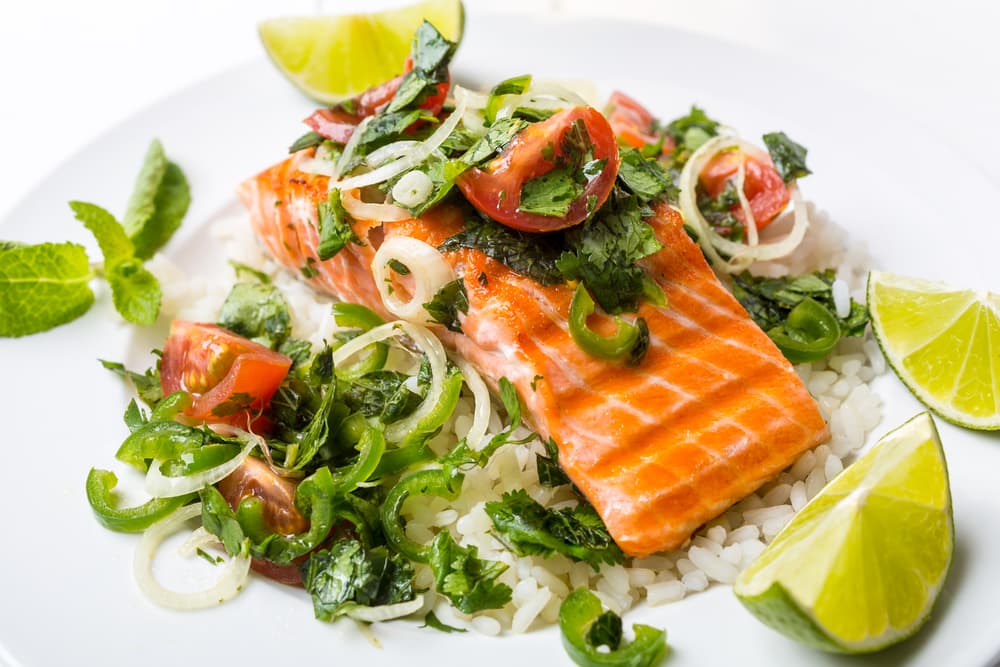 La menta tiene un aporte refrescante en todos los platillos y en la mayoría de las ocasiones la usas en platos dulces, sin embargo hay recetas saladas que van perfecto con la hierba.