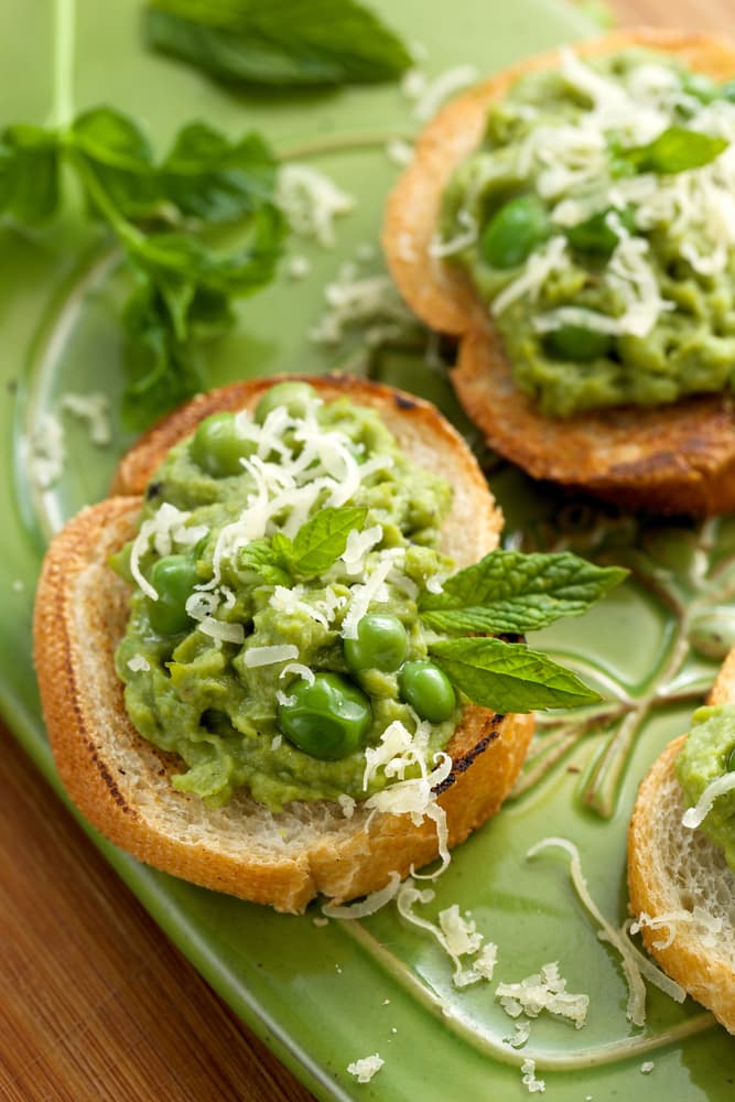 Bruschetta con ricota, berenjena grillada y menta fresca. Si eres vegetaría esta se convertirá en una de tus recetas perfectas y si no lo eres también. Prepara unas deliciosas bruschetta con ricota, berenjena grillada y menta fresca, en este plato la hierba contrarresta con el toque picante de la berenjena.