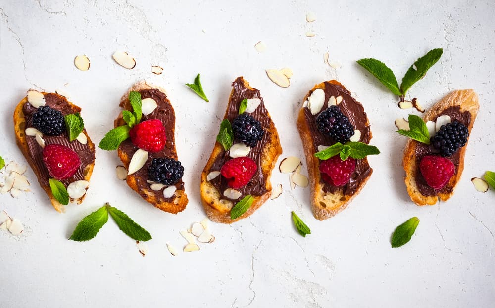 También puedes cambiar los ingredientes para tus bruschettas con ingredientes dulces, un toque de crema de chocolate y frutos rojos por ejemplo.