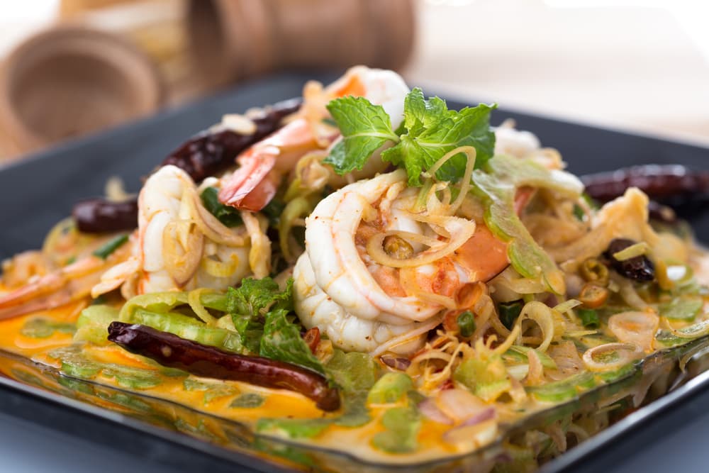 Langostinos en salsa de menta. Los mariscos no pueden faltar, este rico fruto del mar hace una pareja de diez con la menta. La clave se encuentra en la salsa de menta que lleva cilantro, aceite, la menta finamente picada y yogurt.