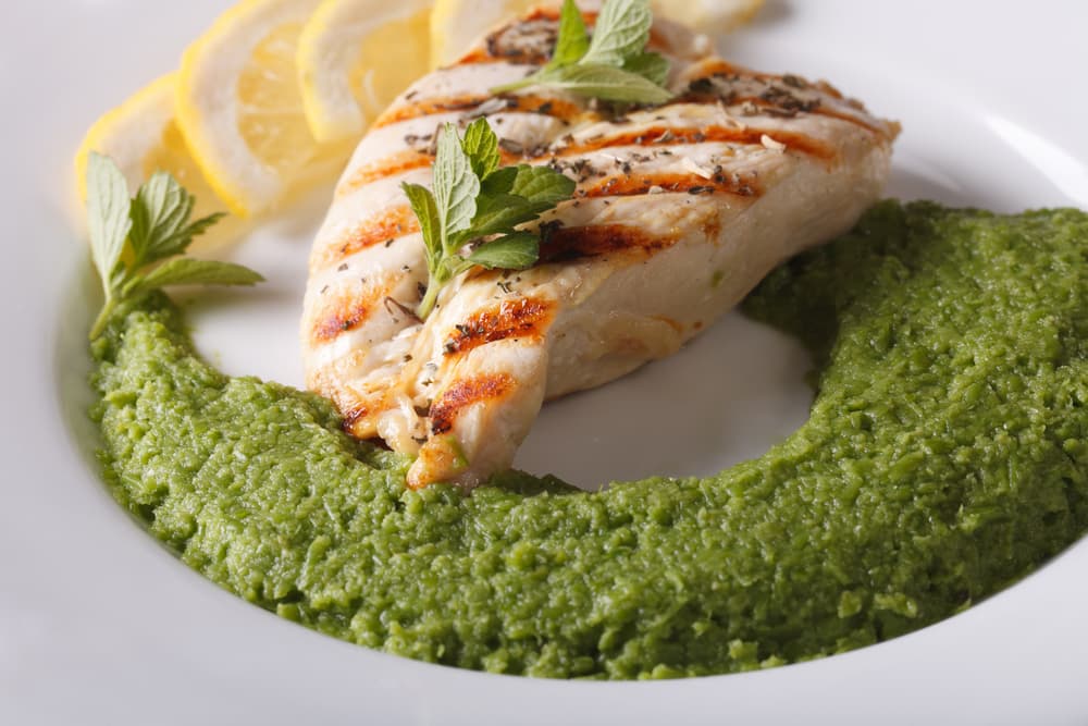 Los filetes deben se ir espolvoreados con sal y pimienta no lo olvides. Al final rocía con el aderezo de limón y menta, el toque decorativo también lo obtienes de la menta con unas ramitas de la hierba fresca.