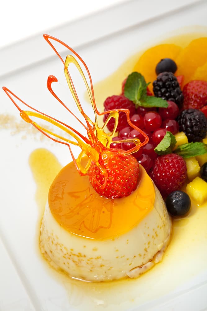 Arroz con mango y salsa de menta. Eres de las que le gustan la combinación de sabores y los gustos más exóticos, este es el plato que buscabas. Se trata de un platillo común de la India, prepara el arroz, añade queso de chana, semillas de mostaza, chiles verdes y el mango rallado.