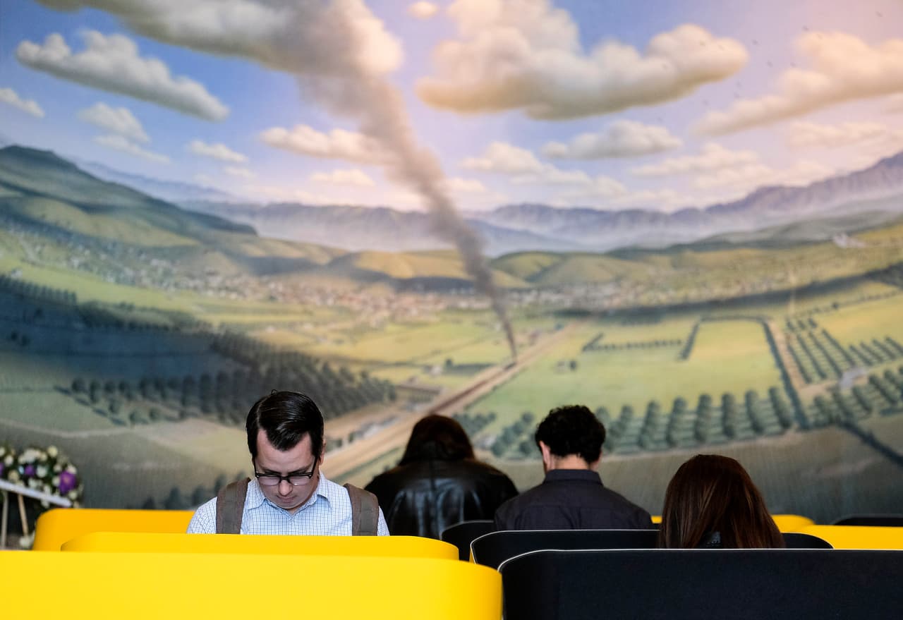 Votantes demócratas en centro en Los Ángeles. Los cierres de urnas se producirán a partir de las 7:00 pm en los estados de la costa este, mientras que Texas y California lo harán entre las 8:00 y las 11:00 pm, hora del este.