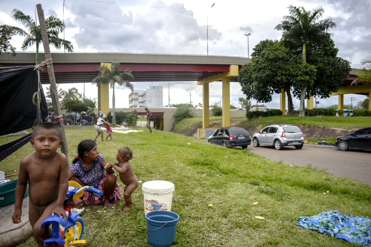El viaje a Brasil fue la solución que hallaron los indígenas a la grave situación que atraviesa Venezuela, que sufre la escasez de productos básicos y una hiperinflación, además de una crisis política que ha dejado decenas de muertos en medio de protestas contra el gobierno de Nicolás Maduro en las últimas semanas.