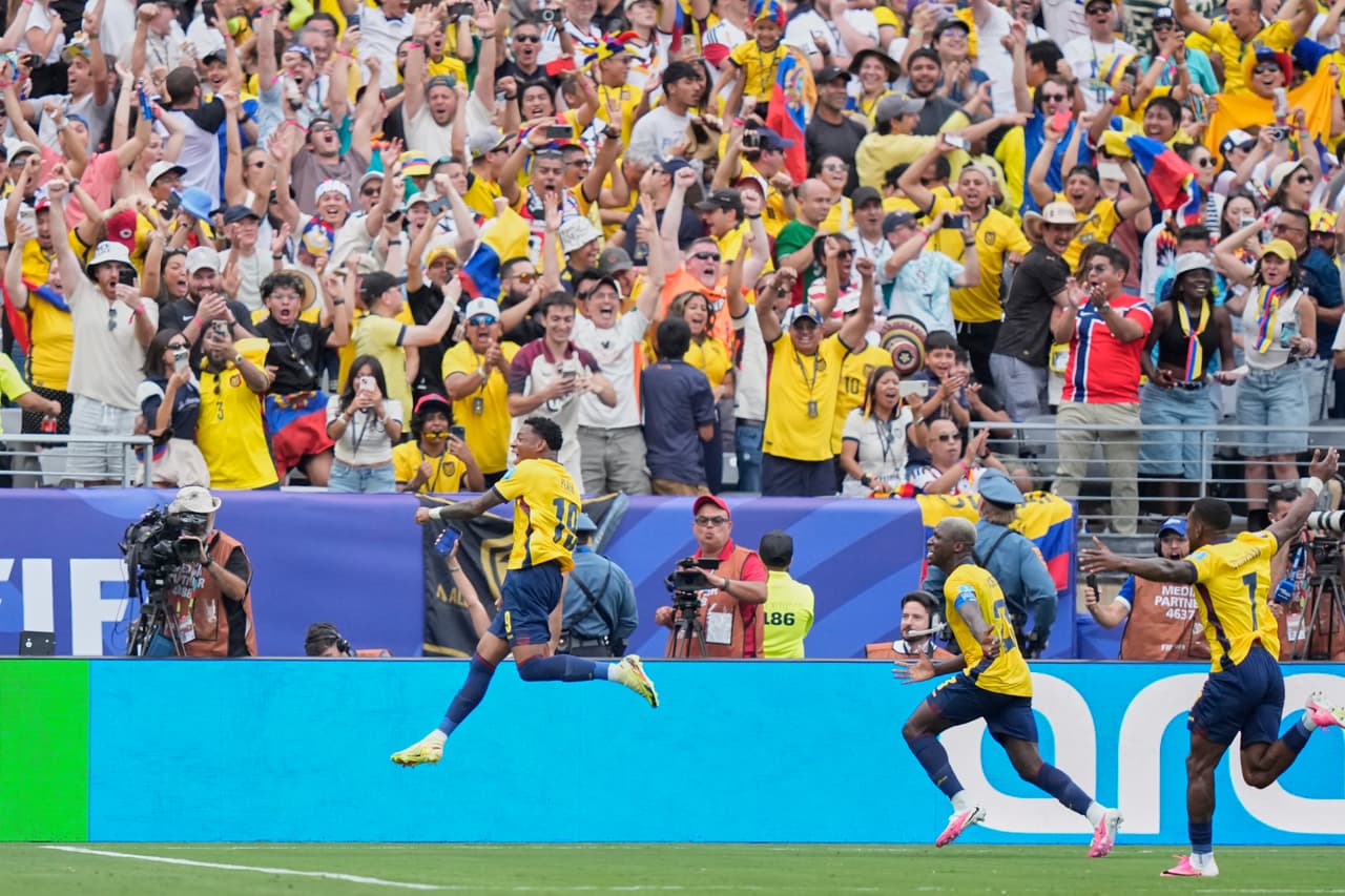 Gonzalo Plata celebra su gol a Alemania.