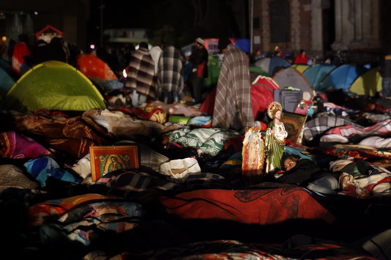 Desde la noche del 11 de diciembre 2017, miles de peregrinos ya se encontraban acampando en la gran plaza frente a la basílica de Guadalupe en la Ciudad de México. De acuerdo con la tradición, la virgen se le apareció al indio Juan Diego varias veces en 1531, la última el 12 de diciembre de aquel año.
