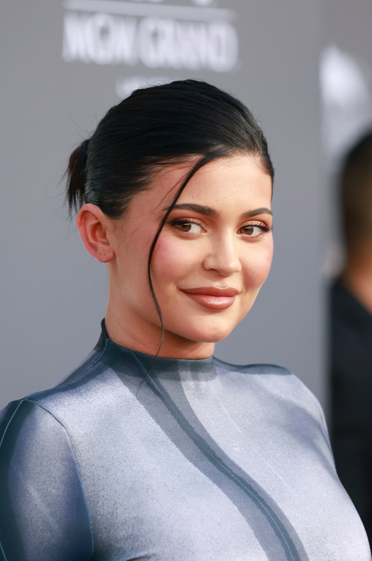 Este mes de mayo, Kylie se reincorporó a los eventos públicos tras 
<a href="https://www.univision.com/famosos/kylie-jenner-conto-que-su-posparto-con-su-hijo-wolf-no-ha-sido-facil">dar a luz a su segundo hijo</a> el pasado mes de febrero. El 2 de mayo la vimos en la MET Gala y este 15 de mayo apareció en Las Vegas junto a su familia.