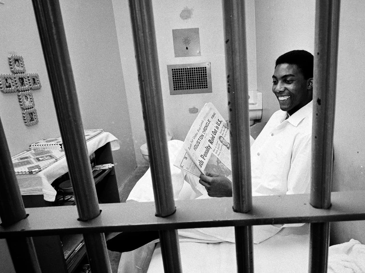 El recluso 
<b>Elmer Branch</b> se muestra feliz en el corredor de la muerte de la Penitenciaría del Estado de Texas. Ese día, 
<b>el 29 de junio de 1929, la Corte Suprema declaró la pena capital "cruel" e inconstitucional. </b>Tras esa decisión, el gobernador del estado conmutó la condena a muerte por prisión de por vida a él y a otros 44 presos más en el corredor y en otras siete cárceles locales. El caso de Branch fue uno de los que se llevó al máximo tribunal para sustentar la petición.