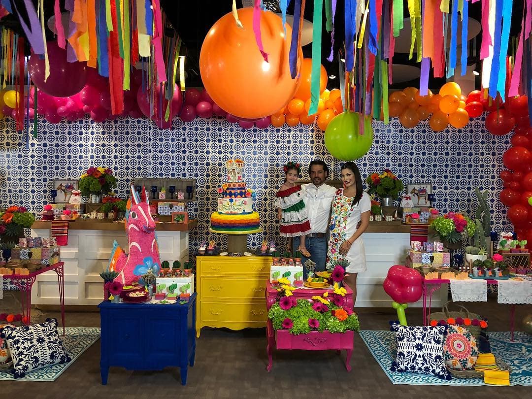 Para festejar los tres años de Giulietta, Ana Patricia prefirió el tema de las tradiciones mexicanas. Colores vivos como el rosa fucsia, naranja, verde, blanco y rojo sobresalían en la piñata de su hija, quien nació el 5 de mayo de 2015.
<br>