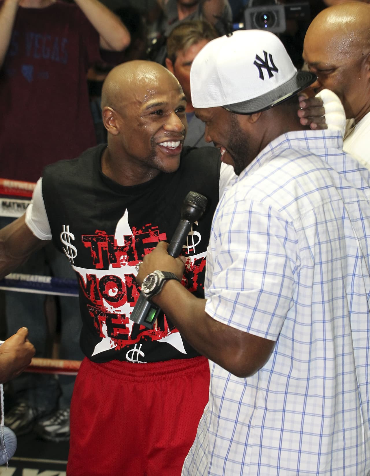 Mayweather insultó a 50 Cent diciéndole soplón, que no ha logrado tener un éxito musical desde hace años y que hasta su hijo mayor no quiere estar con él.