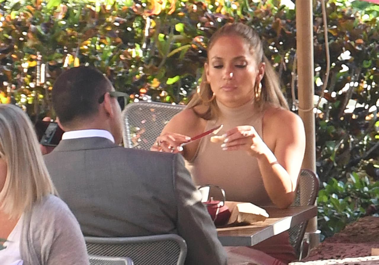 Tras realizar varias compras, Jennifer López y Alex Rodríguez se sentaron en un conocido restaurante para tomarse un té, con algo de pan.