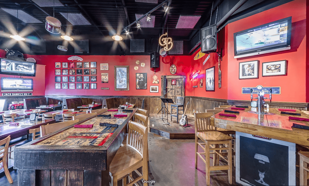 Demandan a una cadena de comida en Georgia que prohibió usar falda a una camarera
