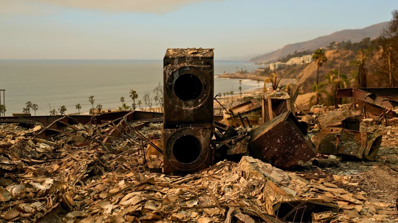 <h3 class="cms-H3-H3">Solidaridad en tiempos de crisis </h3>
<br>“Nuestros corazones están con toda la comunidad de Los Ángeles mientras 
<b>continúan enfrentando estos <a href="https://www.univision.com/local/los-angeles-kmex/prohibido-el-esfuerzo-fisico-la-quema-de-lena-en-los-angeles-otros-condados-sur-de-california" target="_blank">devastadores incendios forestales</a></b>”, declaró el gobernador Abbott en un comunicado. “
<b>Los tejanos conocemos de primera mano el impacto que los incendios pueden tener en nuestras comunidades</b>, y nuestro país es más fuerte cuando nos unimos en tiempos de crisis”. Abbott también 
<b>expresó su gratitud hacia los bomberos y socorristas que están respondiendo al llamado para apoyar a los californianos en este momento de necesidad</b>. Junto con su esposa, envió sus oraciones para las víctimas, sus familias y los equipos de emergencia que luchan en la primera línea contra las llamas.