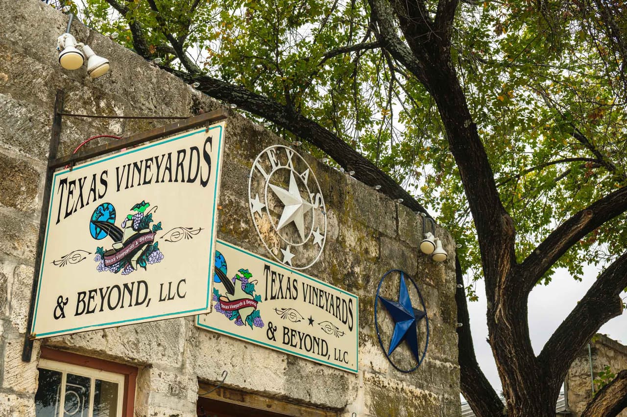 <b>Fredericksburg, Texas</b>
<br>
<br>Población: 11,245 habitantes.
<br>
<br>Este pueblo se enorgullece de su herencia alemana y ha sido descrito como la capital no oficial de la comida y el vino del ‘Texas Hill Country’, una región que abarca el centro y sur del estado. También es conocido por la belleza de sus flores silvestres.
<br>