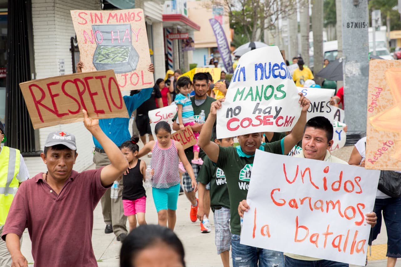 La manifestación salió de la alcaldía de la ciudad y pasó por una agencia bancaria, donde los asistentes esperaron a un activista del 'movimiento Cosecha' que, en un acto simbólico, cerró la cuenta que tenía en ese banco.