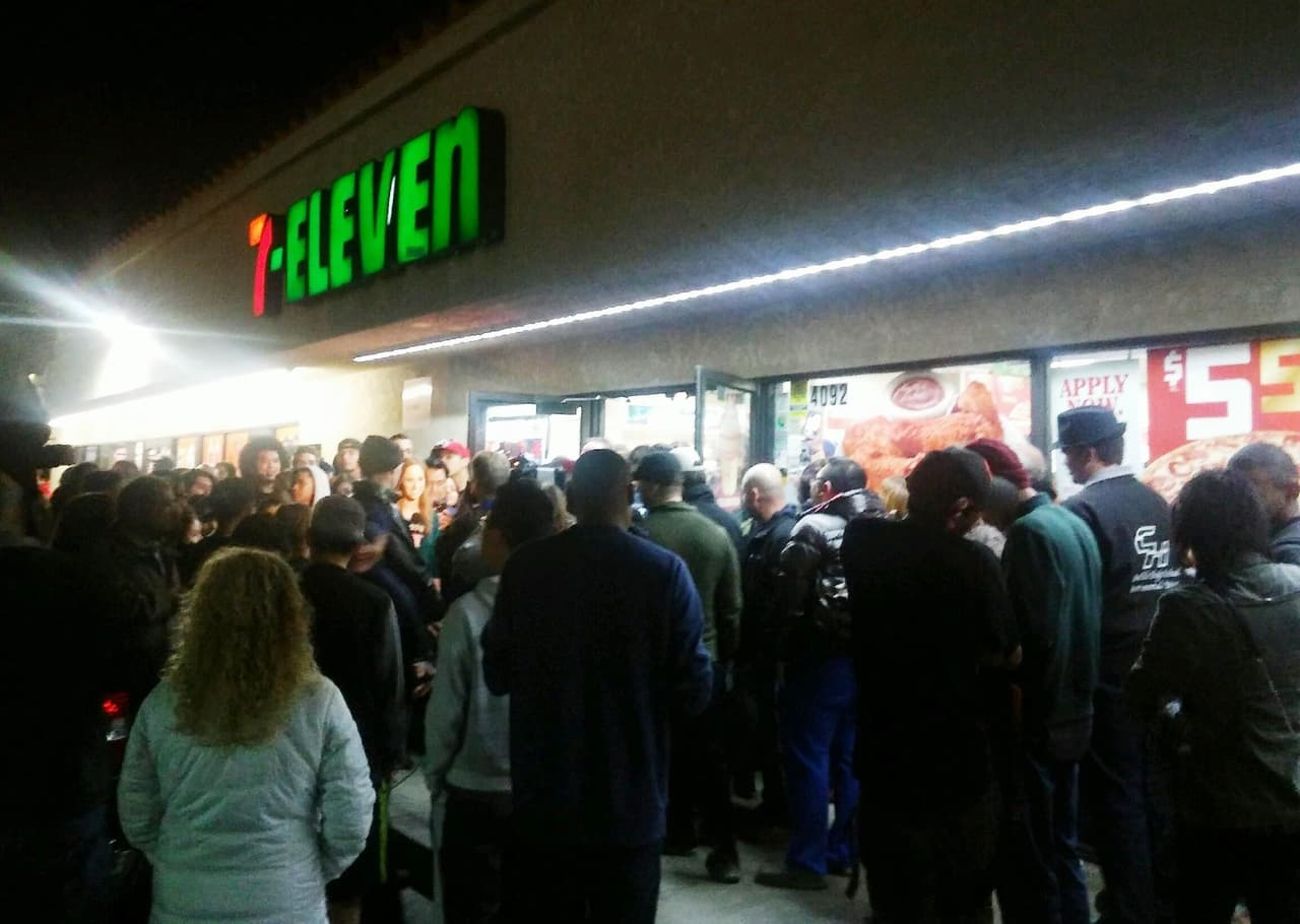 Una multitud fue al 7-Eleven que vendió el boleto ganador del Powerball