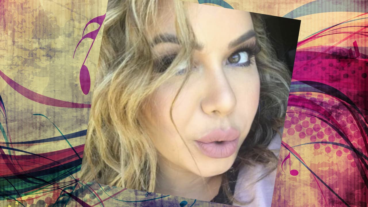 Chiquis siempre sale bien en sus selfies. ¿Y cómo no? La cantante es una mujer hermosa. Con un rostro así, todas queremos hacernos selfies. She's a curvy woman with a lot of sass. Jenni would be so proud!