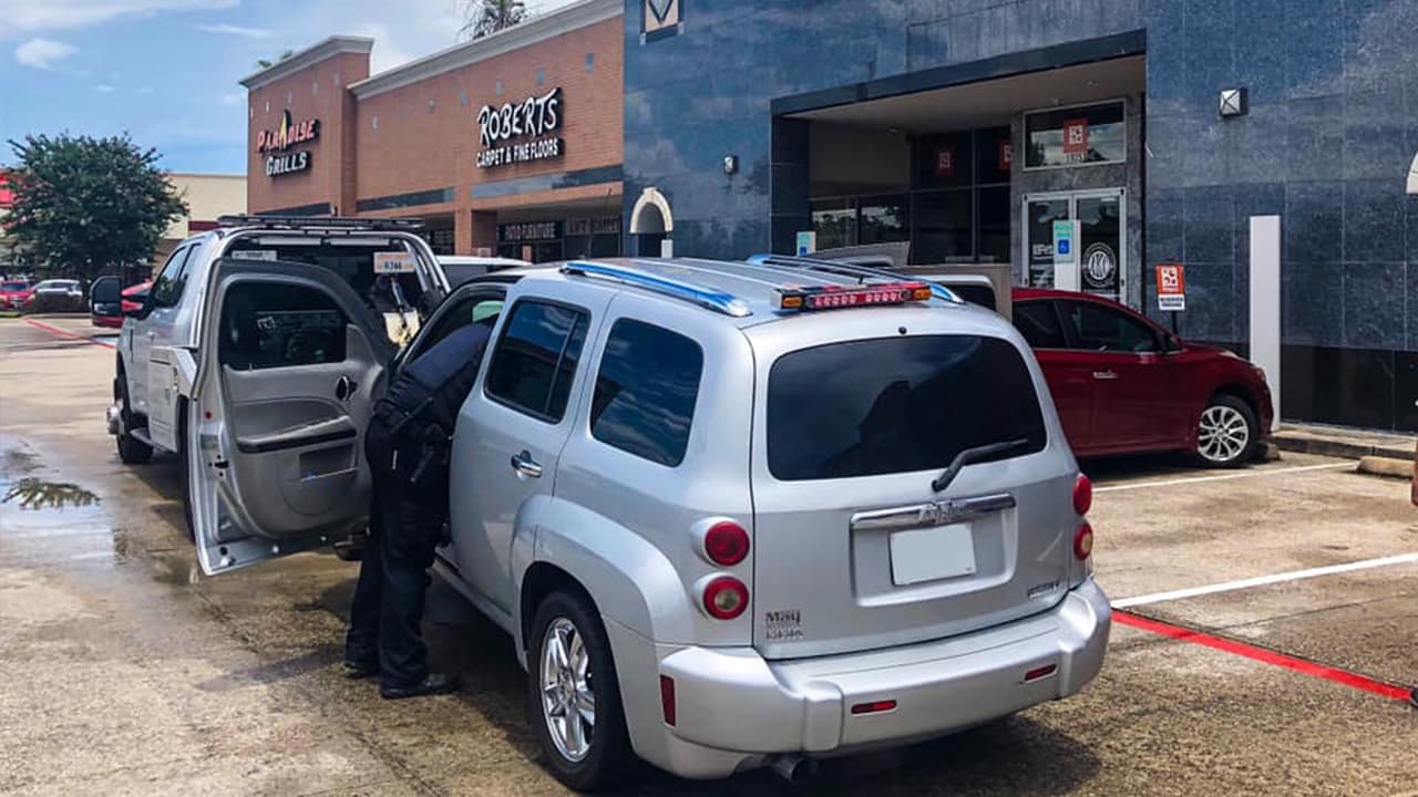 Los empleados de la tienda llamaron a la policía cuando se dieron cuenta que el perro no estaba. La policía lo halló junto a las sospechosas en este vehículo.