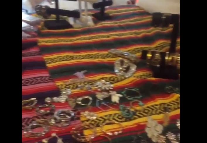 ¿QUÉ? Resulta que Chiquis tiene tantas cosas que ya no caben en su casa y decidió promover, a través de sus redes sociales, una convocatoria para que sus fans participen por alguna de las cosas que regalará.