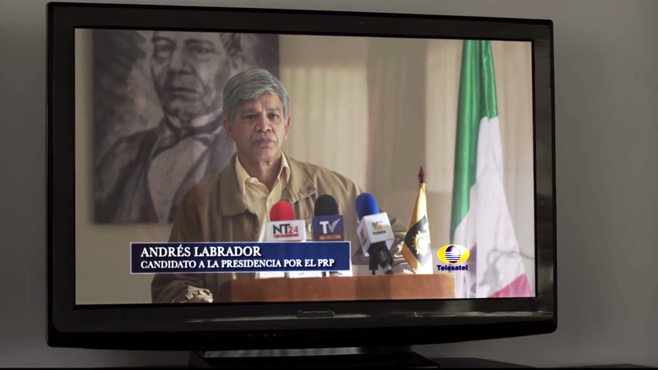 Meanwhile, 
<b><a href="http://www.univision.com/series/el-chapo/marco-de-la-o-is-joaquin-el-chapo-guzman-in-el-chapo">‘El Chapo’</a></b> was attentively following 
<b>Andrés Labrador’s</b> conferences, in which he accused the governing parties of taking part of the same old power mafia.