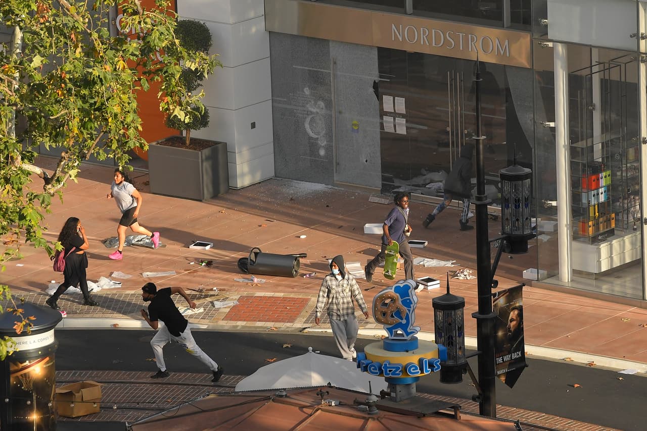 Decenas de personas fueron vistas vandalizando y sacando mercancía de diversas tiendas y negocios.