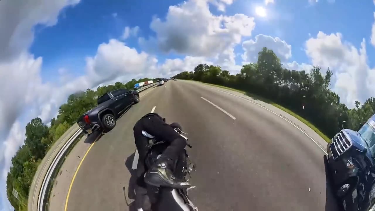 La camioneta es chocadla con tanta fuerza que se desvía hacia el otro carril. Mientras eso, el motociclista queda inconsciente y la moto queda encendida y en marcha.