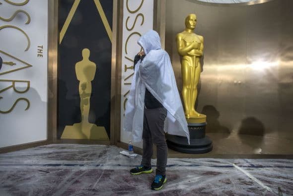 Los Oscars están a la vuelta de la esquina y entre la lluvia y las protestas de trabajadores del sindicato y una polémica réplica de la estatuilla de 8' pies, inspirada en la recien muerte del actor Phillip Seymour Hoffmann, han dado al evento una cara de la industria poco conocida por muchos.