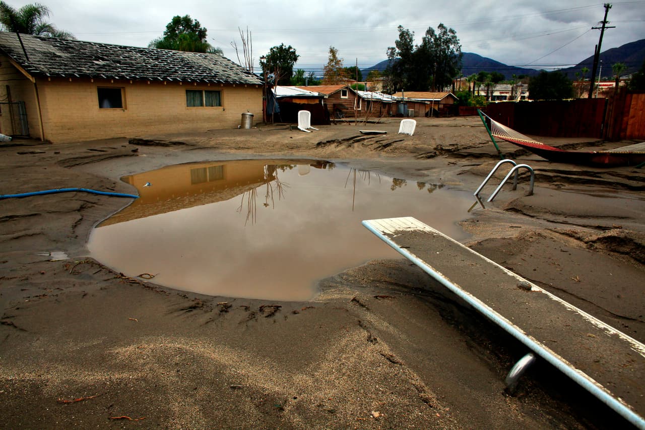 Los vecinos de Highland (California) no olvidarán la Navidad de 2010, una fecha que pasaron retirando lodo y tratando de rescatar sus bienes entre los destrozos dejados por las inundaciones.