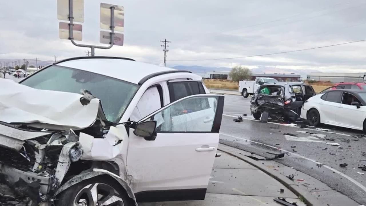 Cinco personas terminaron en el hospital tras un choque múltiple en Logan