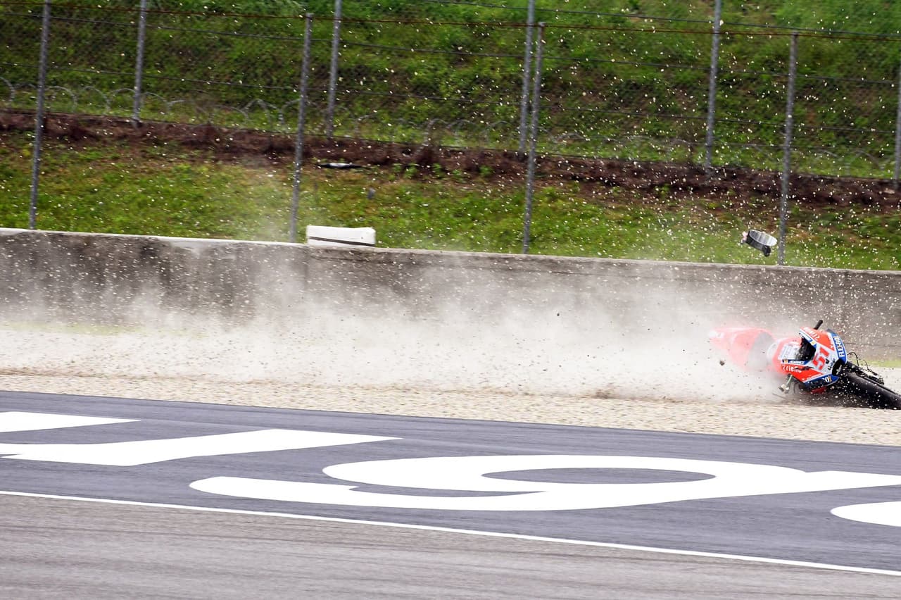 Eso provocó el bloqueo de la rueda y un movimiento brusco de la moto que lo lo lanzó por los aires para golpear con contundencia contra el suelo y perder instantáneamente el conocimiento.