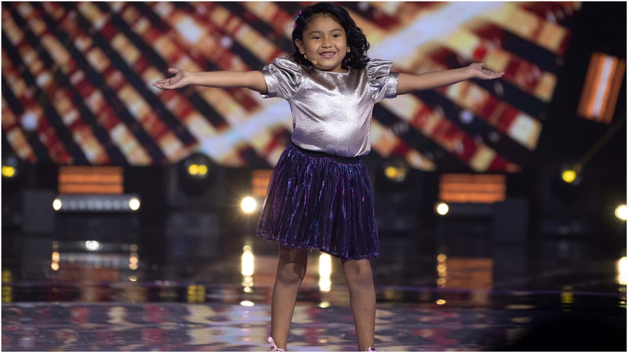 Nohamy en el primer episodio de Mi Famoso y Yo