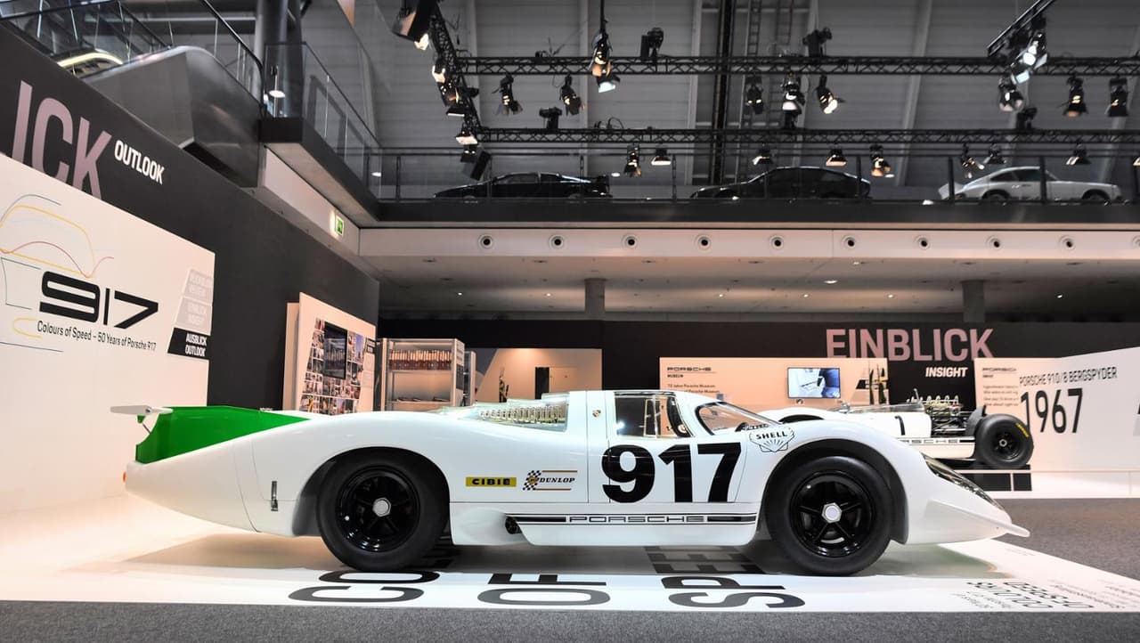 Este Porsche 917, reciente y totalmemente restaurado, será uno de los protagonistas de la exhibición conmemorativa del primer siglo de existencia del Porsche 917. El 917 fue mostrado por primera vez al público el 
<b>12 de marzo de 1969 en el Auto Show de Ginebra</b>.
<br>