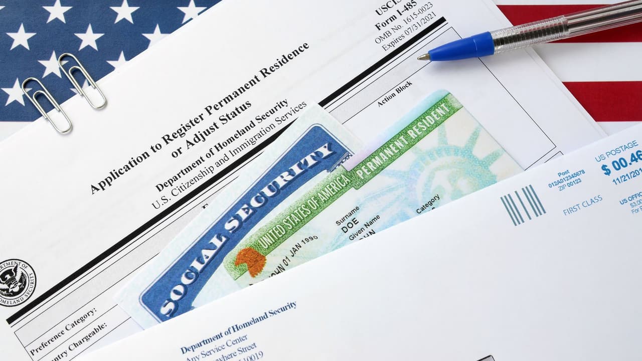 <h3 class="cms-H3-H3">¿Qué dice exactamente la ley?</h3>
<br>
<br>La Sección 1304 (e) del Título 8 del Código de los Estados Unidos establece: “
<b>Todo extranjero mayor de 18 años deberá portar en todo momento consigo</b> y tener en su posesión personal 
<b>cualquier certificado de registro de extranjero o tarjeta de registro</b> emitida por el gobierno. El incumplimiento de este requisito constituye un delito menor".
<br>
<br>Esto significa que la obligación no es simbólica ni sugerida. 
<b>Es una norma federal que aplica en todo el país.</b>