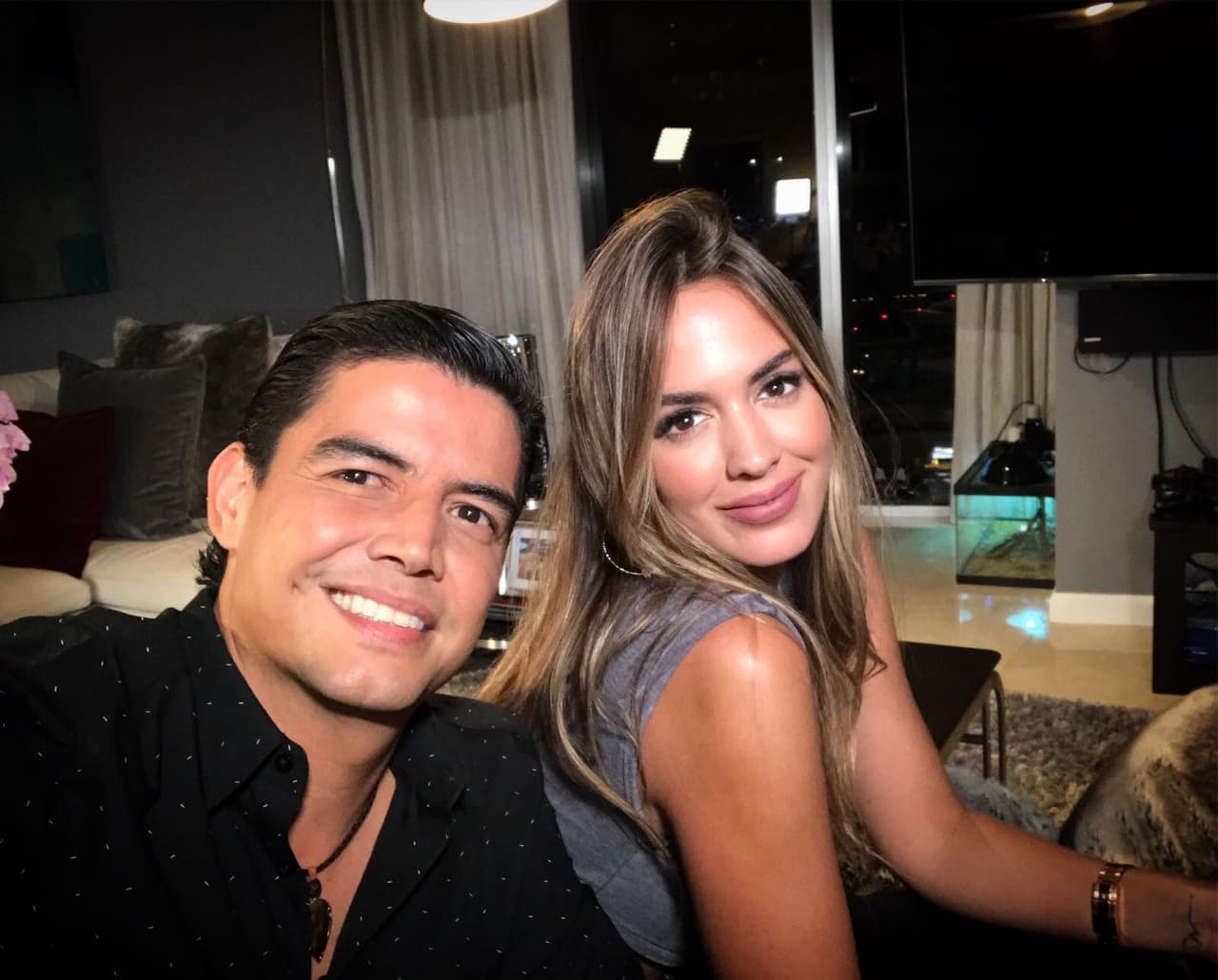 Shannon de divirtió recordando que Orlando Segura se coló a su boda con Marc, la cual querían que fuera muy privada. Sin embargo dijo que nunca se molestó por ello.