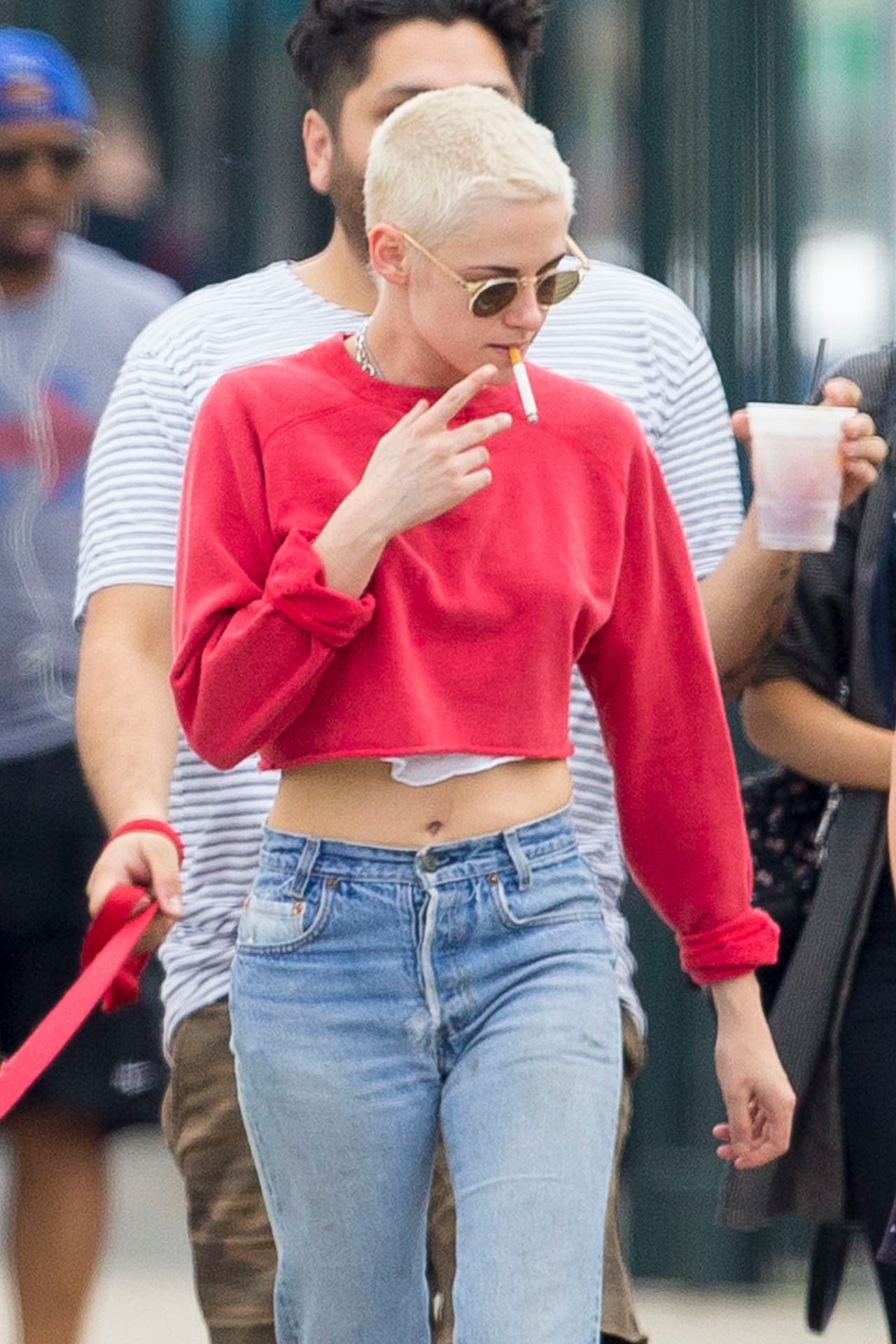 La actriz Kristen Stewart disfruta dar paseos mientras se fuma un cigarro.