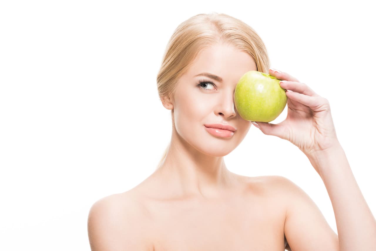 <b>Mejora la vista.</b> La manzana también es rica en vitamina A y C, lo que nos ayuda a fortalecer nuestra córnea y a proteger nuestros ojos de las cataratas.