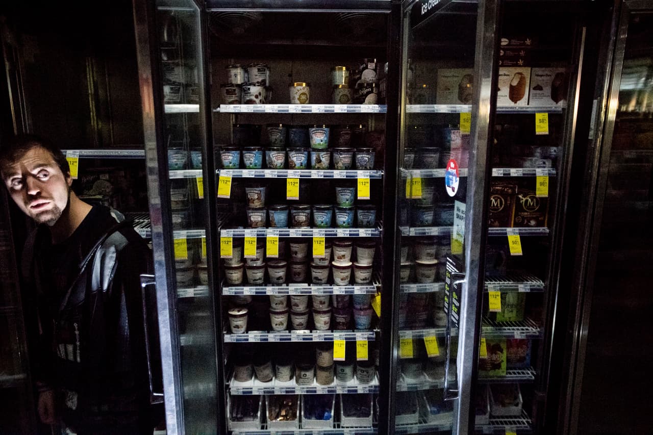 James Quinn tuvo que tirar decenas de helados que se echaron a perder cuando los refrigeradores de la farmacia CVS en la que trabaja en Sonoma dejaron de funcionar. Los economistas estiman que 
<a href="https://www.univision.com/local/san-francisco-kdtv/cientos-de-comerciantes-reportan-perdidas-de-miles-de-dolares-por-los-apagones-en-california-video" target="_blank">los apagones dejen pérdidas de variones millones de dólares</a> a los negocios de toda la región.