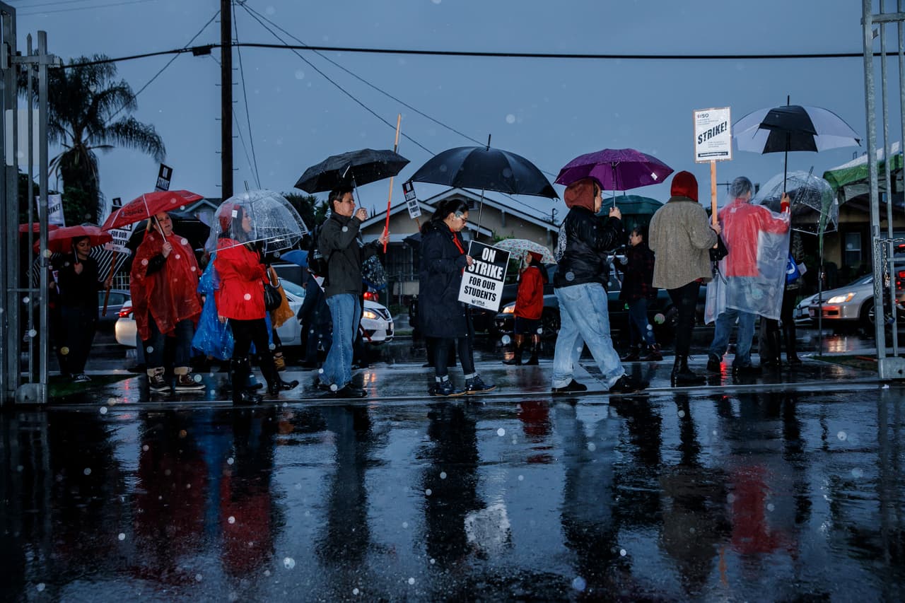 La huelga indefinida, el primer paro de su tipo en Los Ángeles desde 1989, fue declarada por el Sindicato de Maestros UTLA luego de no llegar a un acuerdo con el LAUSD tras meses de negociaciones.