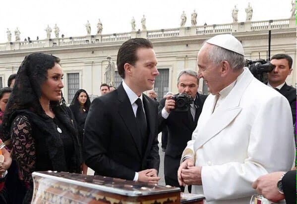 Pero esta no es la primera vez que Anahí convive con el máximo representante de la iglesia Católica, en semanas pasadas la actriz viajó junto a su esposo al Vaticano.