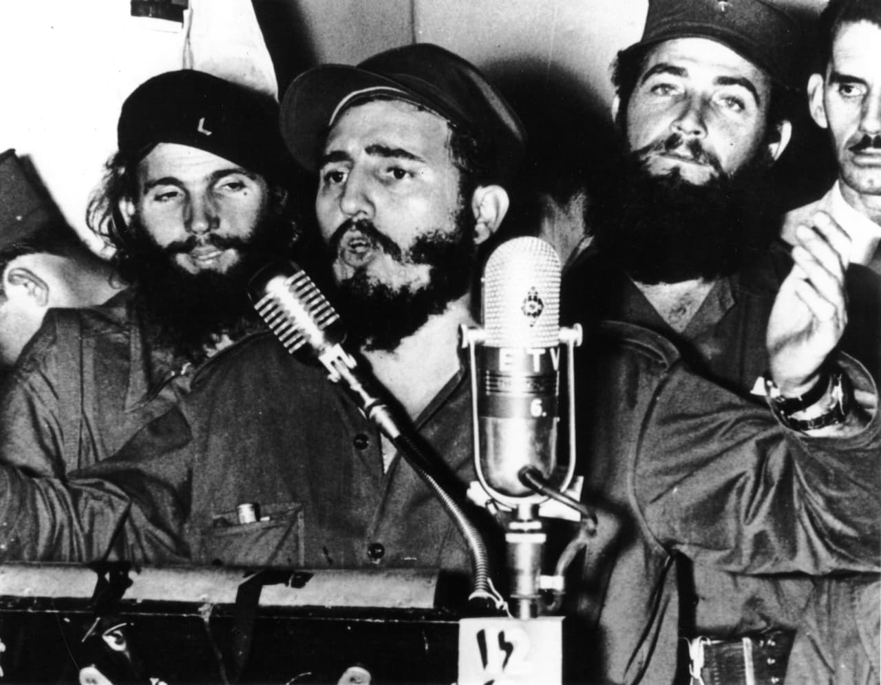 Fidel Castro en una de sus primeras apariciones públicas en enero de 1959. En abril de 1961 su régimen detuvo la invasión de un grupo paramilitar conformado por cubanos anticastristas y apoyados por la CIA para entrar a la isla por la Bahía de Cochinos, al sur de Cuba. Ese mismo año Castro proclamó el carácter socialista, marxista y leninista de la Revolución cubana y su cercanía con la Unión Soviética.