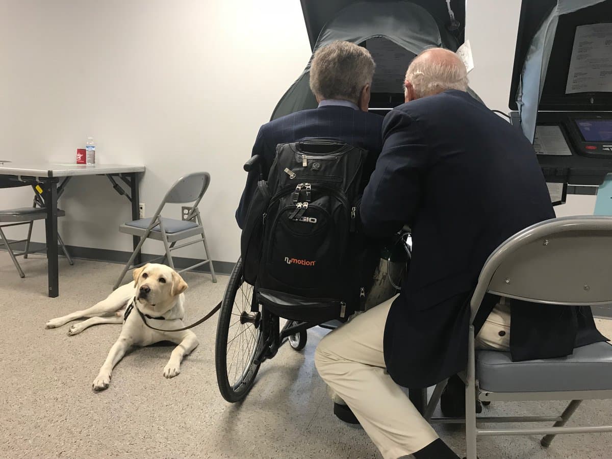 Tras una temporada de vacaciones el perro será reasignado al programa canino de un centro médico que atiende a soldados heridos. En la fotografía Sully junto al expresidente Bush cuando votó en las
<a href="https://twitter.com/jgm41/status/1058094122437881856">elecciones de mitad de periodo el pasado noviembre.</a>