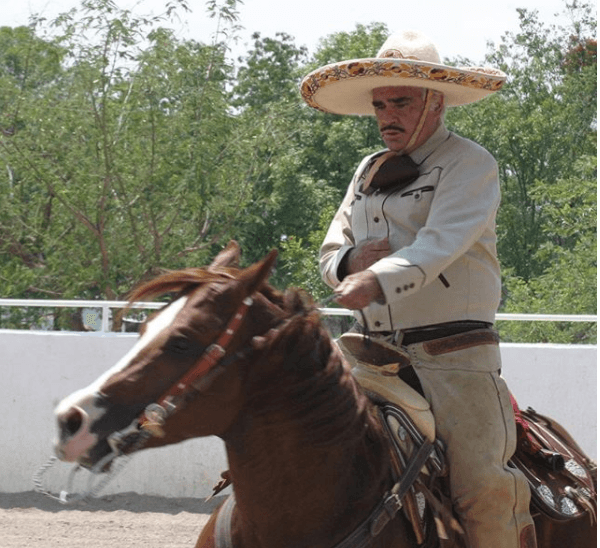 "No, yo nunca fui. 
<b>Fui a rehabilitación y no me gustó</b>, dije 'yo solo'. Con 'Chuy' y con 'Juanjo'. Entonces, me vine (al rancho) [...] doy una vuelta, otra, son 50 (metros, 164 pies). Doy 30 vueltas, tres series, son kilómetro y medio (0.93 millas). Al levantarme es lo primero que hago", comentó.