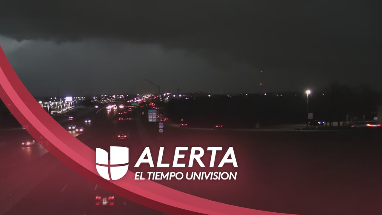 Luego de una intensa jornada, vientos de casi 80 millas por hora causaron daños en algunas estructuras, además de reportarse la caída del tendido eléctrico en varias zonas de Denton, por lo que las autoridades advierten que varias familias no tendrían el servicio de energía. Entretanto, recomiendan continuar con las medidas de seguridad como tener un botiquín y linternas ante alguna emergencia, pues se siguen registrando fuertes lluvias.