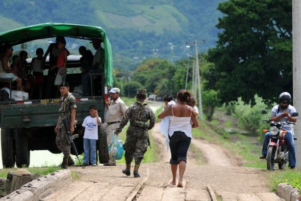 "Prácticamente ninguna ruta nacional se ha liberado de los embates del clima", dijo este martes la presidenta Laura Chinchilla en rueda de prensa.