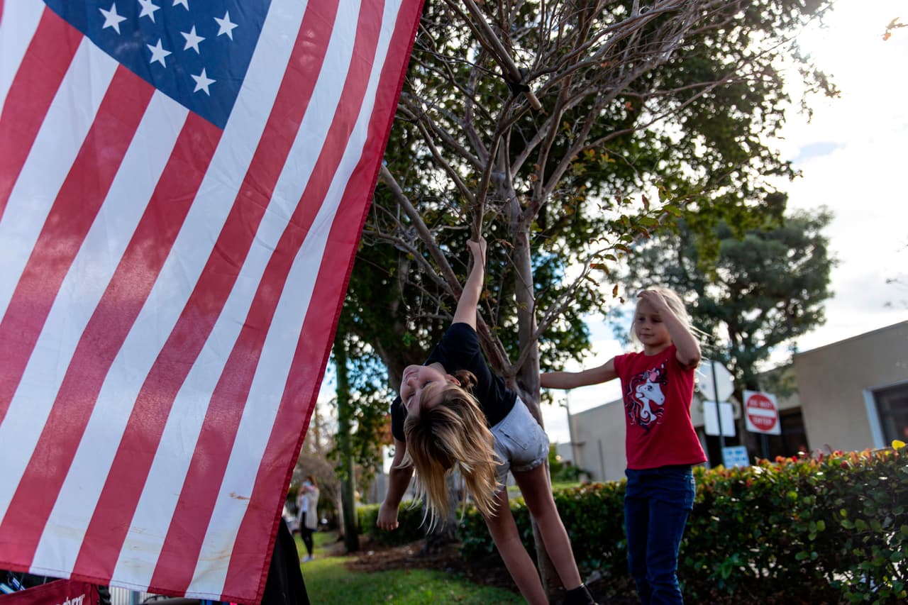 "Hasta los 17 años van a recibir 3,000 dólares y los que son menores de 6 años van a recibir 600 dólares adicionales, para un total de 3,600 dólares. Esto sumado a otras ayudas a personas con muy bajos ingresos, como la extensión de los cupones alimentarios y los beneficios a las madres que acaban de tener hijos, es una gran aprobación para los ciudadanos que tienen algún tipo de situación finaciera difícil", explicó Luis Eugenio Dávila, contador y empresario del sur de Florida.
<br>