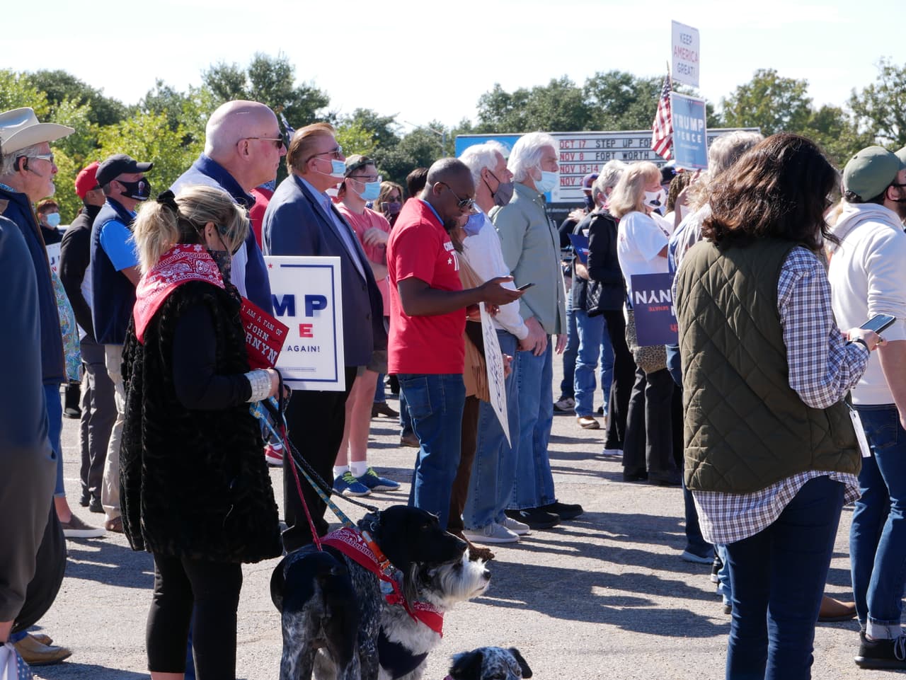 El candidato llegó a Fort Worth tras una visita en la Universidad Texas A&M en College Station.
<br>