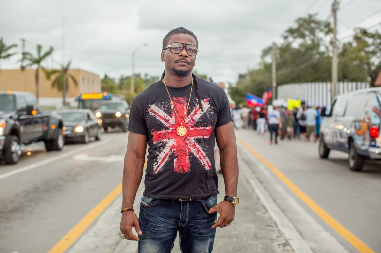 <b>Nicholson</b> vive en Miami desde hace 12 años y es un activista de la comunidad en la Pequeña Haití. “A finales de año quedamos en shock con la suspensión del TPS que protege a los haitianos. El mundo ha puesto sus ojos sobre Haití varias veces, siempre por razones trágicas como la epidemia de sida, el terremoto o los huracanes. No importa la presión que pueda tener un funcionario de la importancia del presidente de los EEUU, debe cuidar sus palabras. Lo único que espero es que sea hombre, vaya a la televisión y se disculpe con todo un país. Haití fue la primera nación libre del conteniente y merece respeto”.